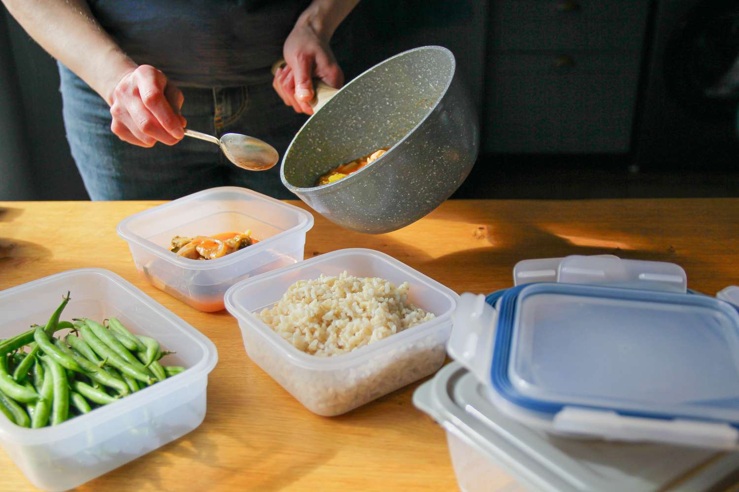 Simple strategies to Clear Plastic Meals Storage Containers, In accordance with Professionals