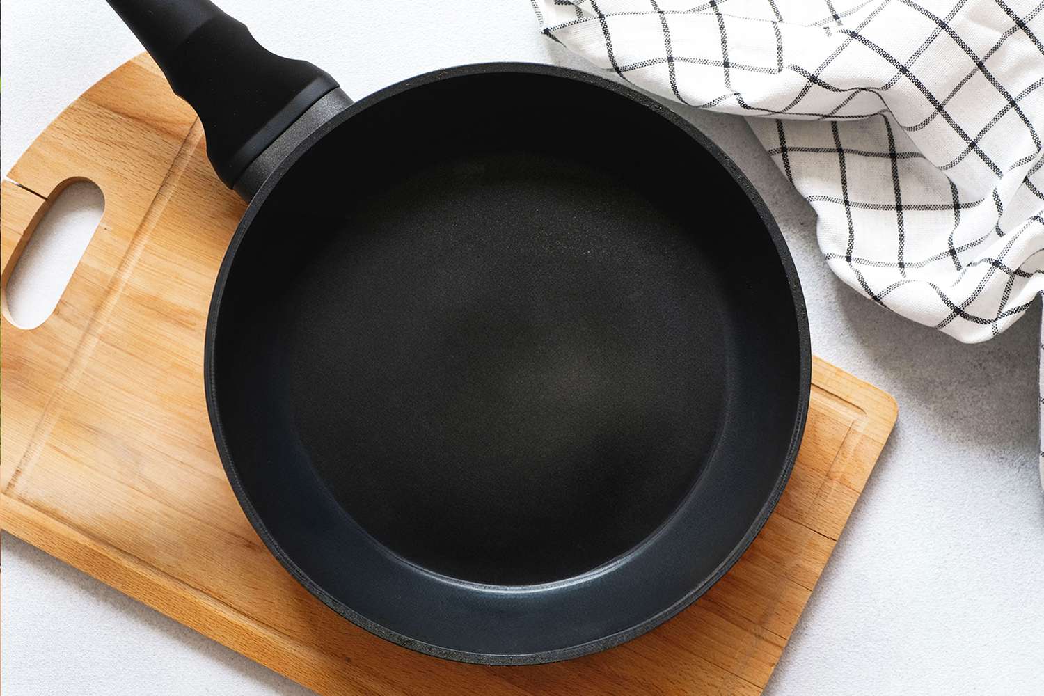 The Correct Technique to Clear a Nonstick Pan So It Lasts for Years